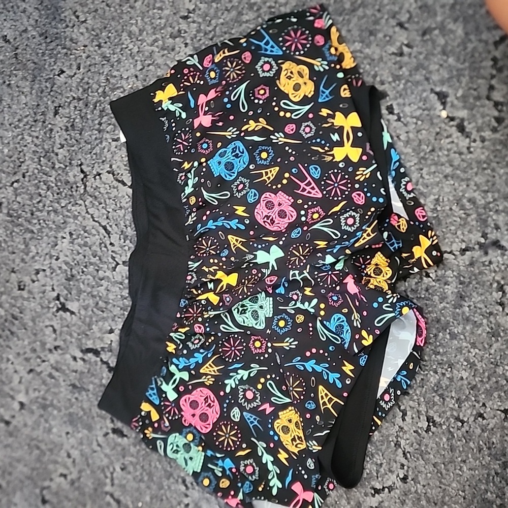 Under armour heatgear dead and company shorts